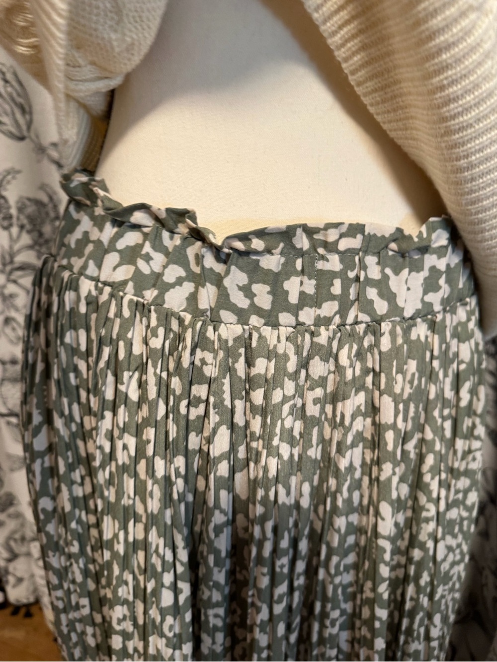 Women’s Pleated Printed Midi Skirt - Sage/White